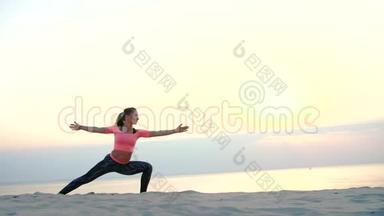 健康，年轻的美女冥想，日出时在海边练习瑜伽，做平衡和平衡的练习